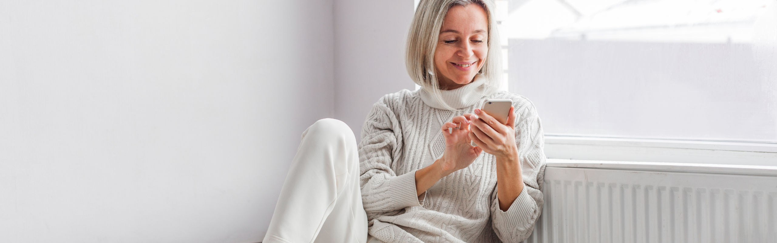 Ältere Frau mit Smartphone in der Hand